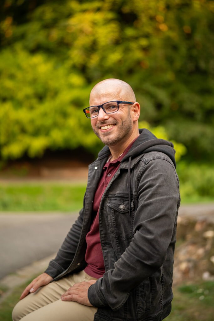 Love Coach Afterlove Olivier Laurent 9 Assis extérieur souriant lunette en main