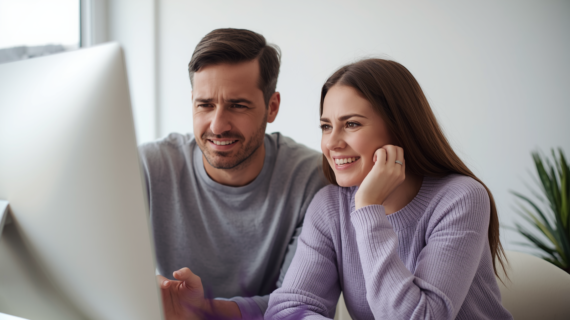 couple (un homme, en violet devant un ordinateur